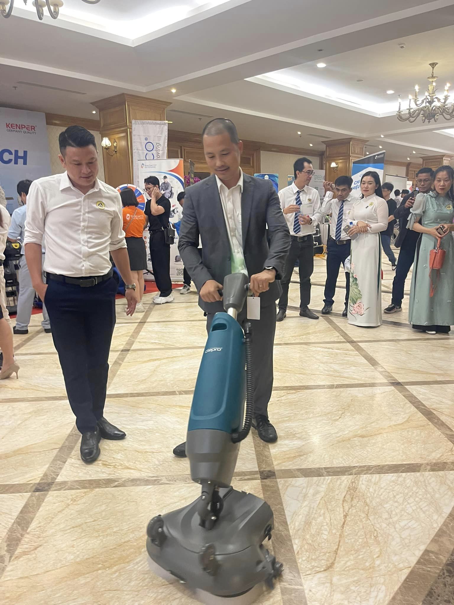 5 lợi ích của máy chà sàn CLEPRO C25B mọi nhà hàng nên biết