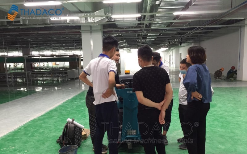 máy chà sàn ngồi lái