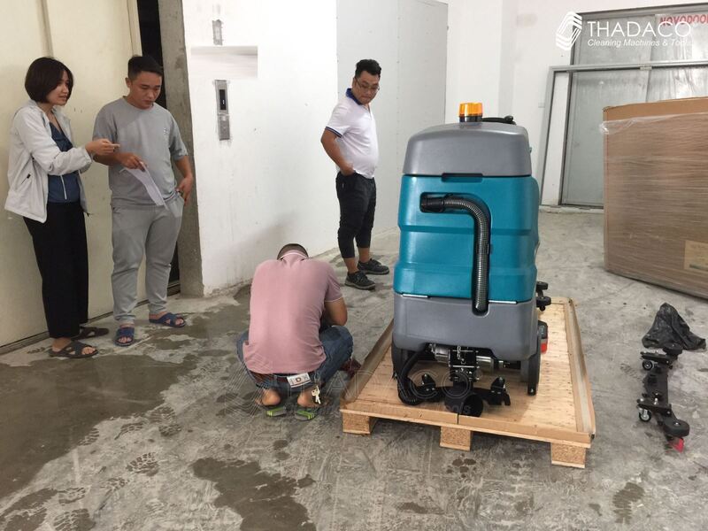 máy chà sàn ngồi lái