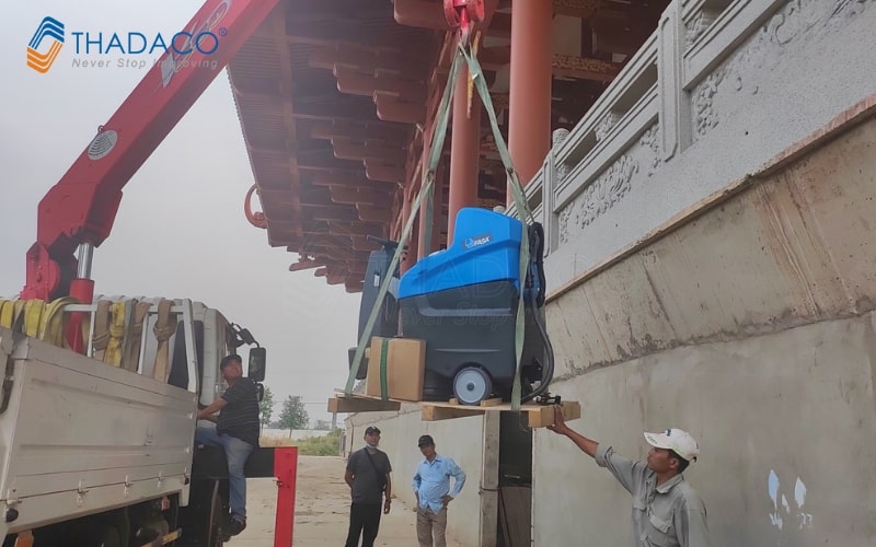 máy chà sàn ngồi lái