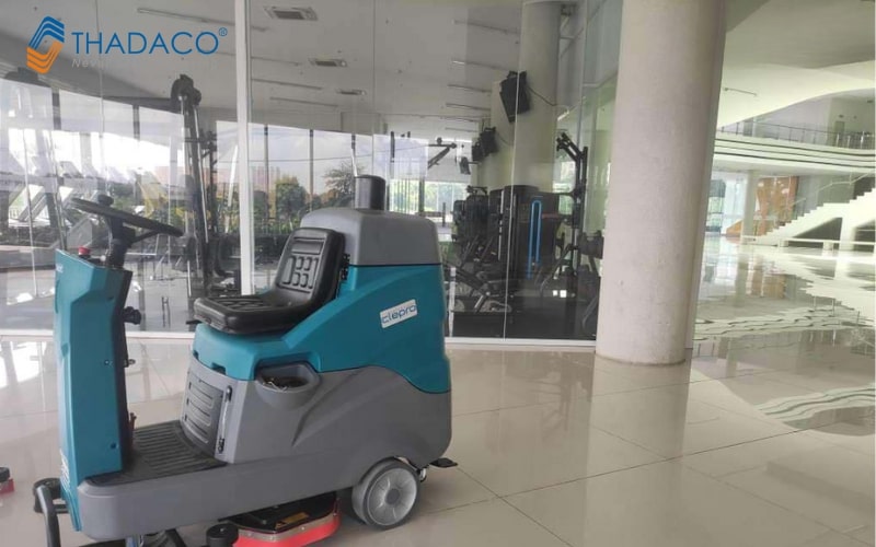 máy chà sàn ngồi lái
