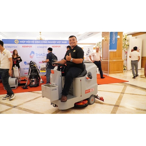 Máy lau chà sàn công nghiệp ngồi lái Kenper RANGER 670B 11