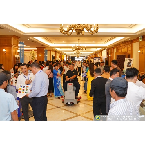 Máy lau chà sàn công nghiệp ngồi lái Kenper RANGER 670B 1
