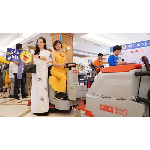 Máy lau chà sàn công nghiệp ngồi lái Kenper RANGER 670B 10
