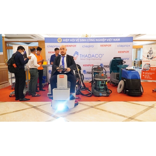 Máy lau chà sàn công nghiệp ngồi lái Kenper RANGER 670B 6