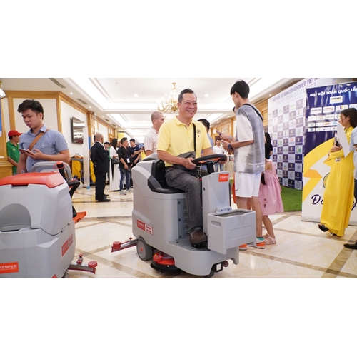 Máy lau chà sàn công nghiệp ngồi lái Kenper RANGER 670B 9