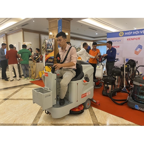 Máy lau chà sàn công nghiệp ngồi lái Kenper RANGER 670B 3