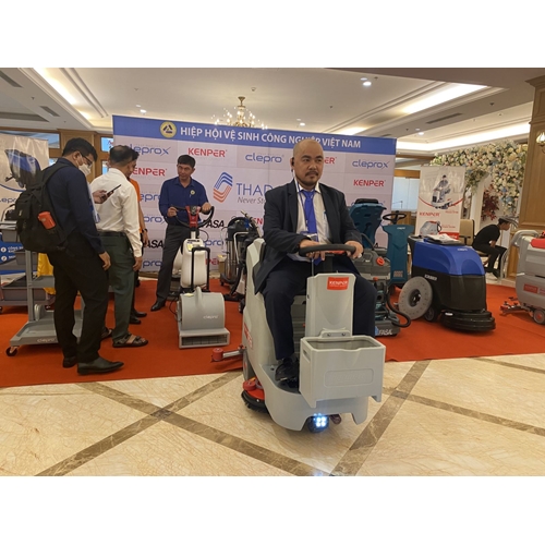 Máy lau chà sàn công nghiệp ngồi lái Kenper RANGER 670B 2